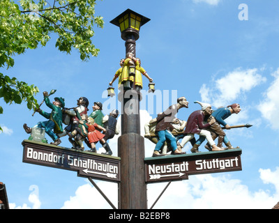 Niedrigen Winkel Blick auf Verkehrszeichen gegen bewölktem Himmel, Schwarzwald, Baden-Württemberg, Deutschland Stockfoto