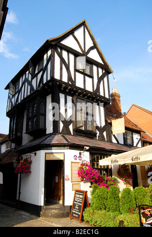 13th Century The Birdcage Pub, Cornmarket, Thame, Oxfordshire, England, Vereinigtes Königreich Stockfoto