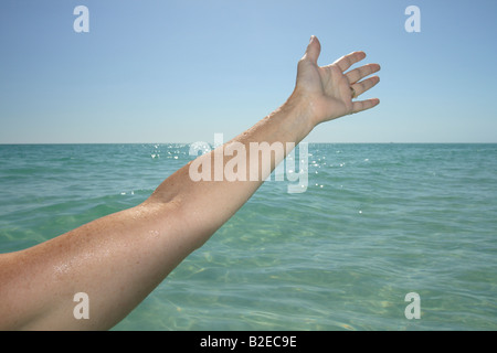 einen Arm über dem Wasser Stockfoto