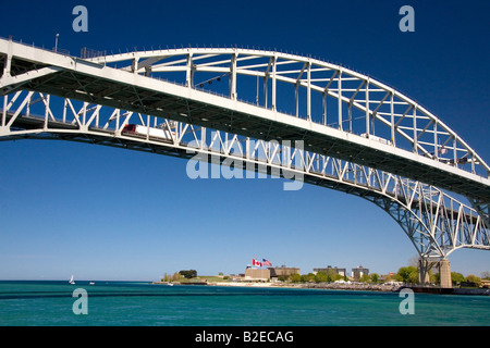 Die Blue Water Bridge ist ein Twin Span Brücke den St. Clair River zwischen Port Huron, Michigan und Point Edward Ontario Stockfoto