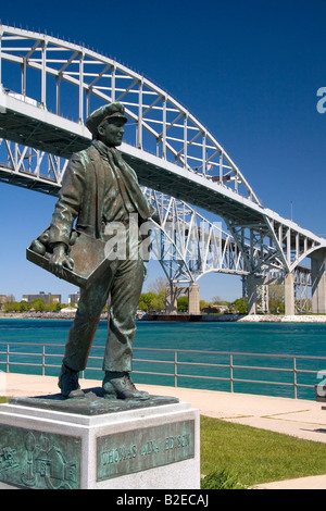 Thomas Edison durch lokale Künstler Mino Duffy sitzt unterhalb der Blue Water Bridge entlang des St. Clair River in Port Huron, Michigan Stockfoto