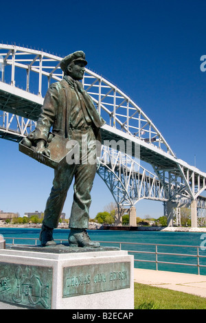 Thomas Edison durch lokale Künstler Mino Duffy sitzt unterhalb der Blue Water Bridge entlang des St. Clair River in Port Huron, Michigan Stockfoto