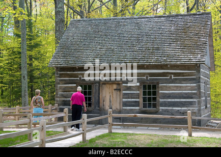 Kleines Blockhaus am alten Mission Punkt in der Nähe der Mission Punktlicht in Michigan Stockfoto