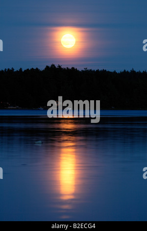 Mondaufgang über einem See Stockfoto