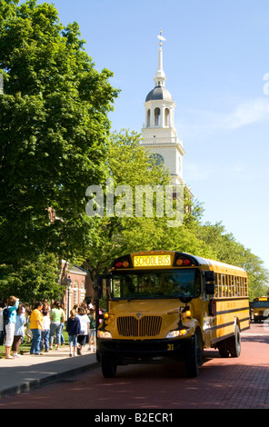 Schulbus geparkt vor der Independence Hall Replik auf das Henry Ford Museum in Dearborn, Michigan Stockfoto