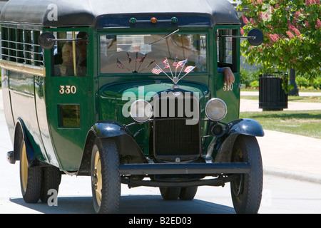 1932 Ford Modell AA School Bus verwendet heute als Taxi in Greenfield Village in The Henry Ford in Dearborn, Michigan Stockfoto