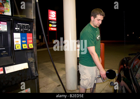 Gaspreise hinter einem Mann Pumpen Gas in Lansing Michigan am 31. Mai 2008 Stockfoto