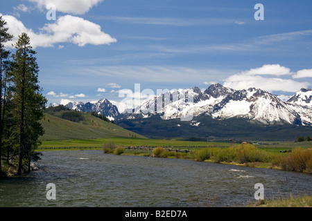 Der Salmon River fließt durch das Sawtooth Tal unterhalb der Sägezahn Mountain Range in der Nähe von Stanley Idaho Stockfoto