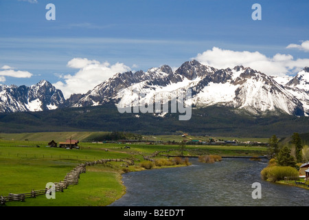 Der Salmon River fließt durch den Sawtooth Tal am unteren Stanley Idaho Stockfoto