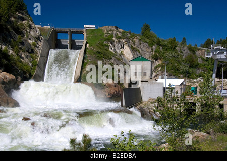 Wasser aus der Steckdose der Cascade Dam auf Kaskade Reservior Payette River Valley County Idaho fließt in Strömen Stockfoto