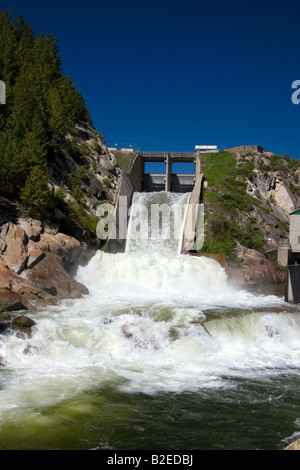 Wasser aus der Steckdose der Cascade Dam auf Kaskade Reservior Payette River Valley County Idaho fließt in Strömen Stockfoto