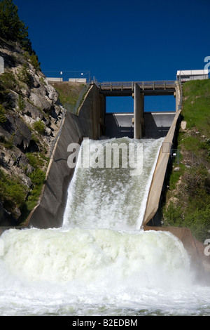 Wasser aus der Steckdose der Cascade Dam auf Kaskade Reservior Payette River Valley County Idaho fließt in Strömen Stockfoto