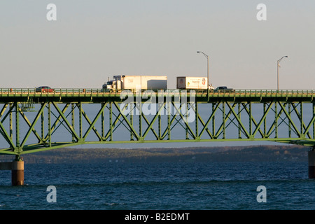 LKW und Autos fahren über die Mackinac Brücke über die Meerenge von Mackinac Mackinaw City Michigan Stockfoto