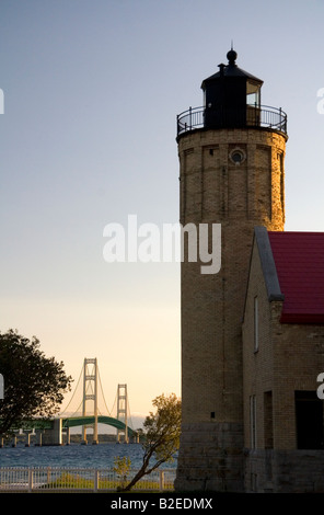 Der alte Mackinac Point Leuchtturm und die Mackinac Bridge an Mackinaw Stadt Michigan Stockfoto