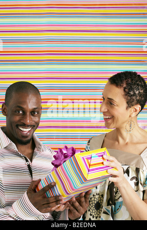 Afrikanische amerikanische paar mit Geburtstagsgeschenk. Stockfoto