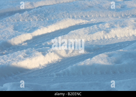 Fahrzeug Reifenspuren im Schnee Stockfoto