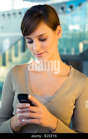 Nahaufnahme einer jungen Frau, die mit dem Handy telefonieren Stockfoto