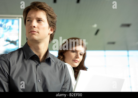 Nahaufnahme eines Geschäftsmannes mit eine Geschäftsfrau neben ihm Stockfoto