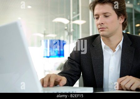 Nahaufnahme eines Unternehmers mit einem Laptop in einem Büro Stockfoto