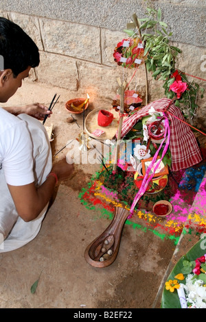 Priester baut kleinen Schrein zu Ehren des Durga für Dasara, Indien Stockfoto