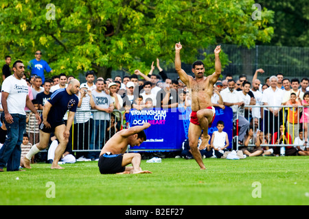 Kabbaddi Spieler feiert mit einem traditionellen Tanz zwei Kino Spieler Kampf zusammen bei einem Match zwischen Birmingham und Manc Stockfoto