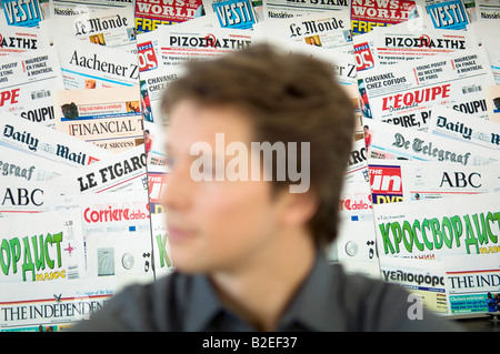 Nahaufnahme eines Mitte erwachsenen Mannes vor einem Kiosk Stockfoto