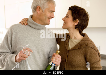 Reifer Mann und eine Mitte Frau sahen einander Stockfoto