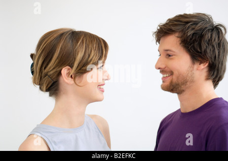 Nahaufnahme von ein paar Lächeln einander an Stockfoto
