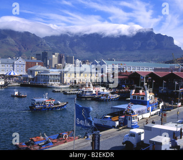 Blick über Victoria & Alfred Waterfront Richtung Tafelberg mit "Tischdecke" Stockfoto