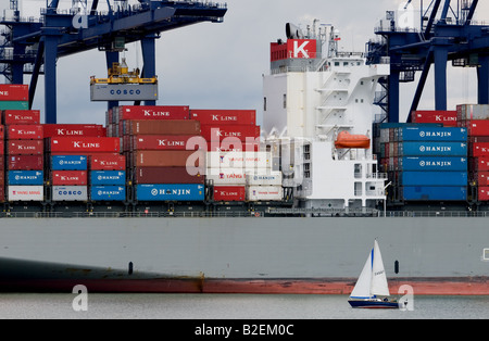 Containerschiff, Trinity Quay, Hafen von Felixstowe, Suffolk, UK. Stockfoto