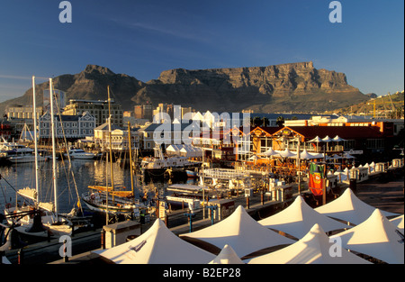 Victoria und Alfred Waterfront mit Tafelberg im Hintergrund Stockfoto