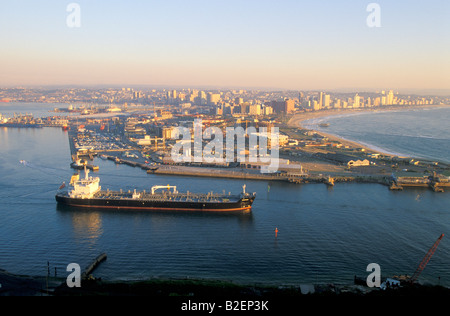 Gesehen von der Klippe am frühen Morgen, Schiff verlassen Hafen Durban Stockfoto