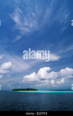 Einsame Insel mit weißem Sandstrand Stockfoto