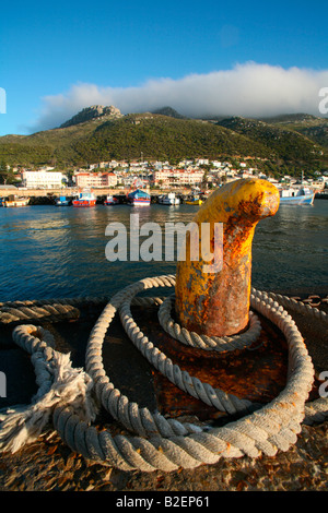 Nahaufnahme von einem Poller und Seile am Kai im Hafen von Kalk Bay Stockfoto