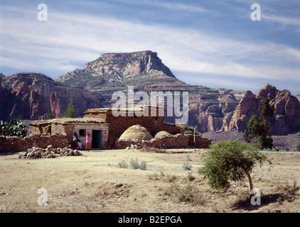 Ein Tigray Gehöft mit Blick auf den spektakulären Geraltä Mountains in Nord-Äthiopien. Stockfoto