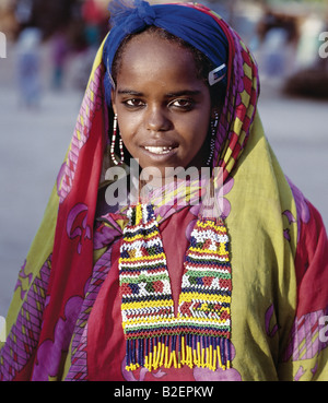 Ein attraktives Oromo-Mädchen in die mittelalterlichen Mauern umgebene Stadt Harar.   Ihr Perlen Schmuck unterscheidet sie von Harari Einwohner. Stockfoto