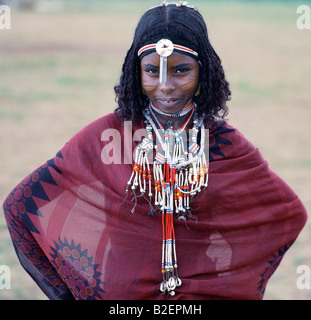 Eine Afar-Mädchen mit geflochtenen Haaren hat sehr auffällig Scarification auf ihren Wangen. Stockfoto