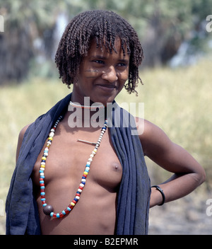 Eine Kereyu Mädchen mit geflochtenen Haaren hat sehr auffällig Scarification auf ihren Wangen. Stockfoto