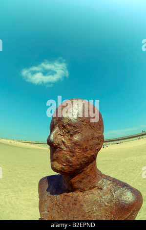 einem anderen Ort Anthony Gormley Crosby Strand Liverpool Merseyside gusseisernen lebensgroße Figur Kunst weit aufgerissenen Horizont Stockfoto