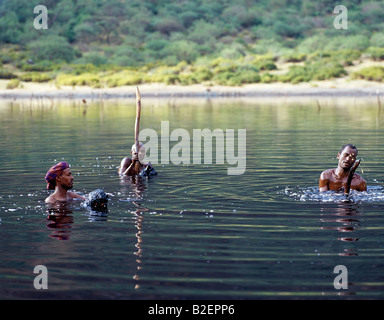 Der erloschene Vulkan bei kauen Bet im Süden Äthiopiens hat einen dunklen, saisonalen See am unteren Rand ihrer tiefen, steilen Krater. Stockfoto