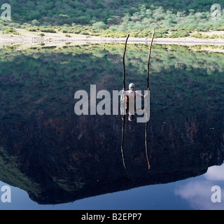 Der erloschene Vulkan bei kauen Bet im Süden Äthiopiens hat einen dunklen, saisonalen See am unteren Rand ihrer tiefen, steilen Krater. Stockfoto