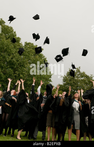 Frisch graduierte Studenten werfen ihre Mützen in die Luft Aberystwyth University Graduation Days 2008, Wales UK Stockfoto
