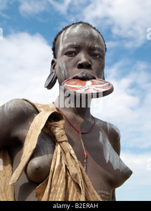 Eine Mursi-Frau trägt eine großen Ton Lippe Platte und Ohr Ornamente zu entsprechen. Stockfoto