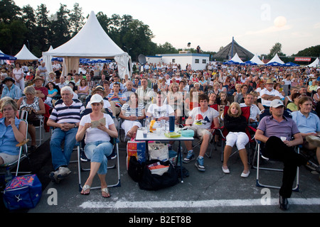 Zuschauer beim public Viewing der Richard-Wagner-Oper "Die Meistersinger von Nürnberg" in der deutschen Stadt Bayreuth, Deutschland, Europa Stockfoto