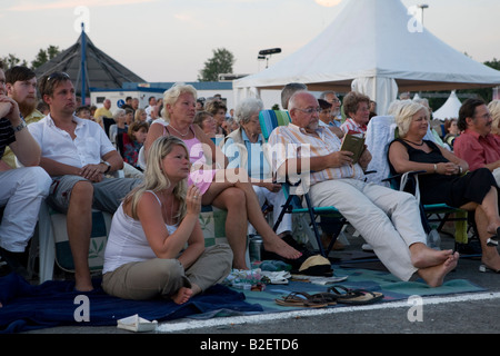 Zuschauer beim public Viewing der Richard-Wagner-Oper "Die Meistersinger von Nürnberg" in der deutschen Stadt Bayreuth, Deutschland, Europa Stockfoto