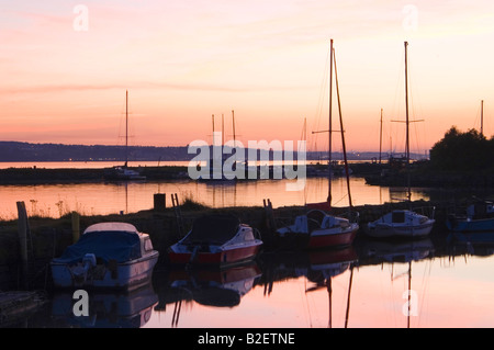 Boote im Hafen von Charlestown auf den Firth of Forth in Schottland, in der Dämmerung. Stockfoto