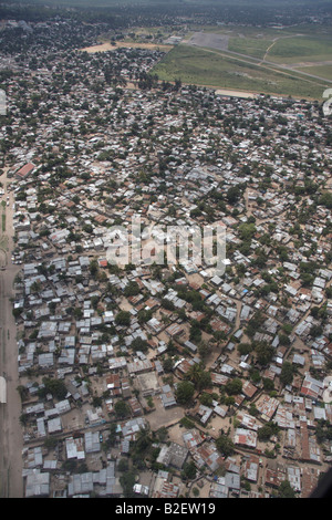 Luftaufnahme der Vielzahl von informellen Siedlungen am Stadtrand von Maputo Stockfoto