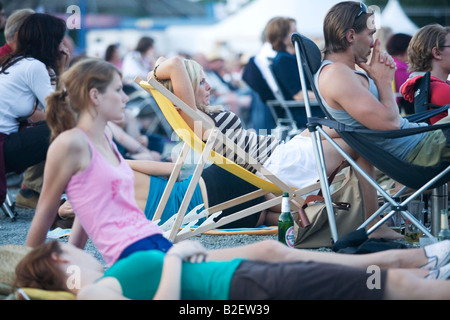 Zuschauer beim public Viewing der Richard-Wagner-Oper "Die Meistersinger von Nürnberg" in der deutschen Stadt Bayreuth, Deutschland, Europa Stockfoto