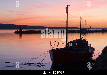 Boot im Hafen von Charlestown auf den Firth of Forth in Schottland, in der Dämmerung. Stockfoto