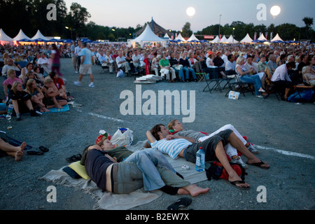 Zuschauer beim public Viewing der Richard-Wagner-Oper "Die Meistersinger von Nürnberg" in der deutschen Stadt Bayreuth, Deutschland, Europa Stockfoto